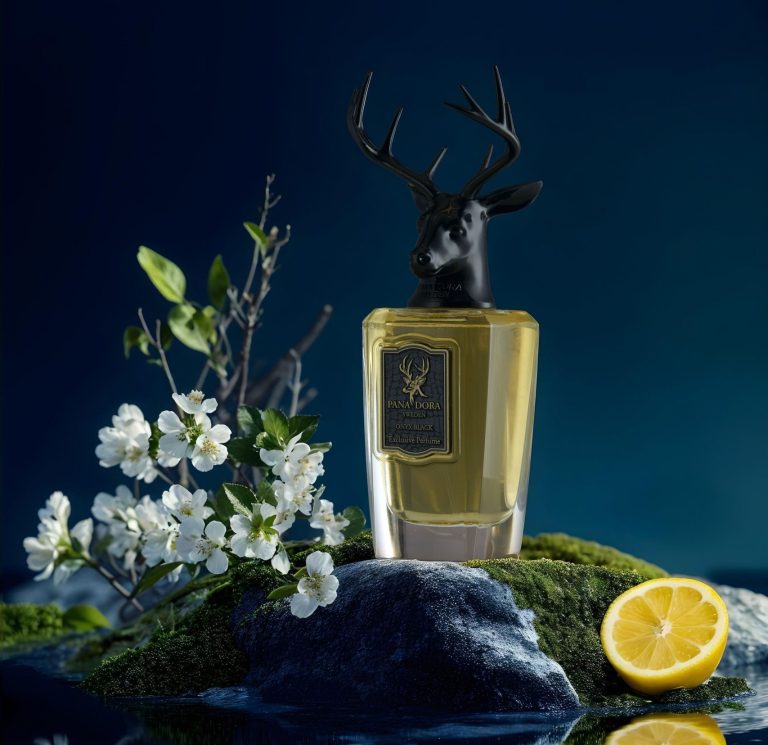 Edler Flakon von Pana Dora Onyx Black – luxuriöser Herrenduft mit markantem Hirschkopf-Design, fotografiert vor dunklem, stilvollem Hintergrund.