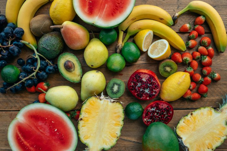 Tropische Früchte wie Mango, Ananas, Kokosnuss und Passionsfrucht – natürliche Inspiration für exotische Parfums.