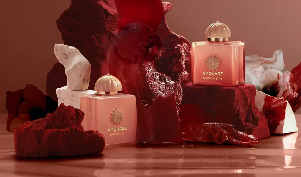 Zwei Parfumflakons von Amouage: Guidance im klassischen Design und Guidance 46 in edler Ombre-Optik – luxuriöse Duftkompositionen im Vergleich.
