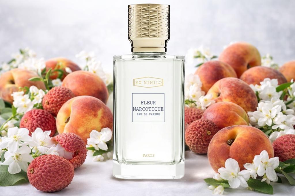 Ex Nihilo Fleur Narcotique Parfumflakon, umgeben von saftigen Pfirsichen, Litschis und weißen Jasminblüten in einer frischen, modernen Inszenierung.