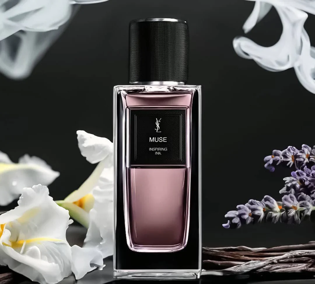Flakon von Yves Saint Laurent Muse – Inspiring Ink vor weißer Iris, Lavendelzweigen, Vanilleschoten und zartem Rauch auf dunklem Hintergrund.