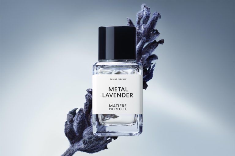 Metal Lavender Matière Première Parfum Flakon mit Lavendel auf blauem Hintergrund