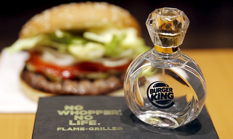Burger King Japan sorgte 2015 mit einem ziemlich ungewöhnlichen Duft für Aufsehen: „Flame Grilled Fragrance“ sollte tatsächlich den charakteristischen Geruch eines über offener Flamme gegrillten Burger-Pattys einfangen. 🍔🔥

Der Duft erschien am 1. April 2015 im Rahmen einer augenzwinkernden Aktion in Japan – war aber keineswegs nur ein Aprilscherz. Das Parfum wurde tatsächlich verkauft: streng limitiert auf 1.000 Exemplare, zusammen mit einem Whopper und für 5.000 Yen (damals etwa 42 US-Dollar).

Ein Parfum, das nicht nach Rose, Oud oder Vanille duftet, sondern nach frisch gegrilltem Burger? Definitiv eine der kurioseren Geschichten der Parfumwelt.